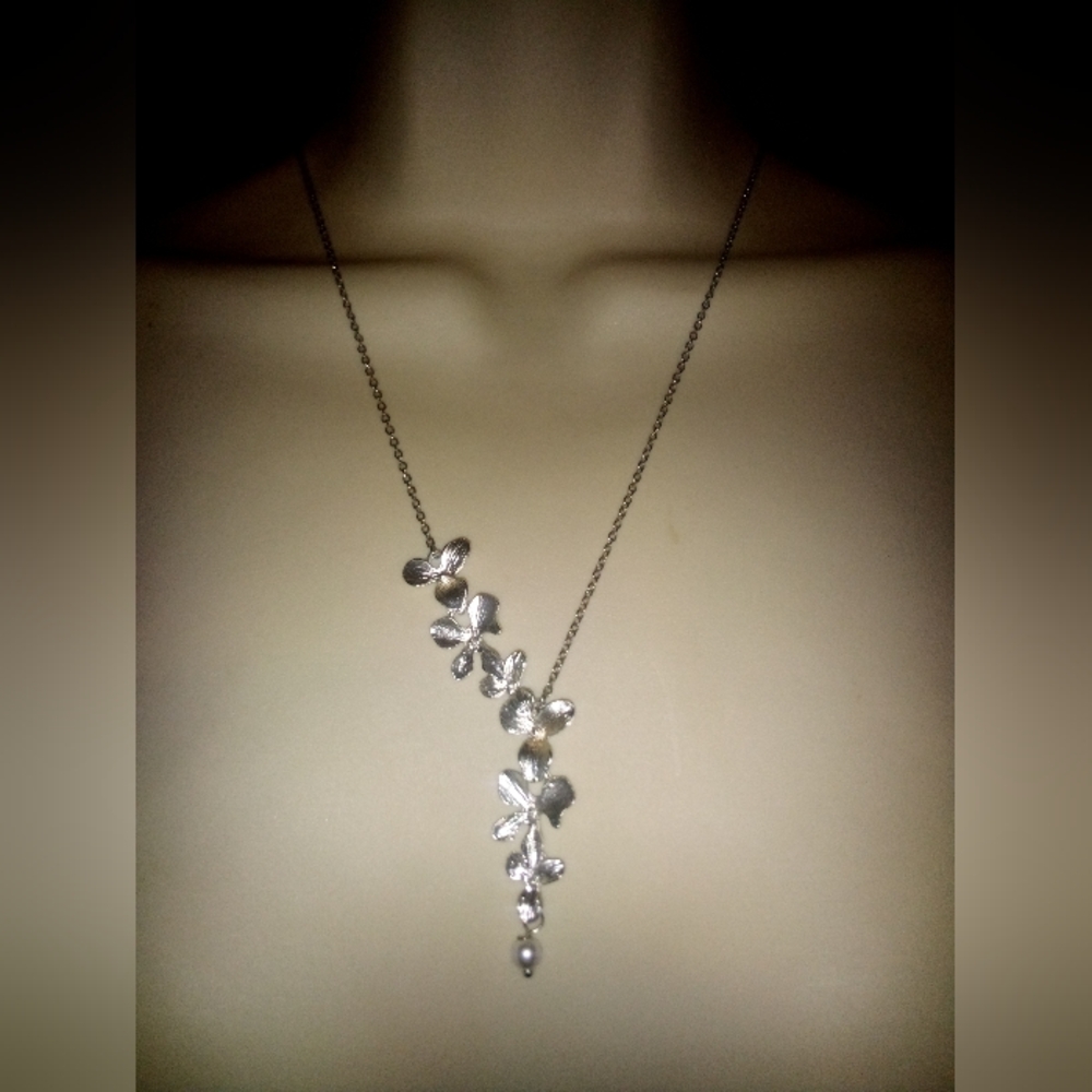 Pretty Silvertone Flower Necklace 20 Inches